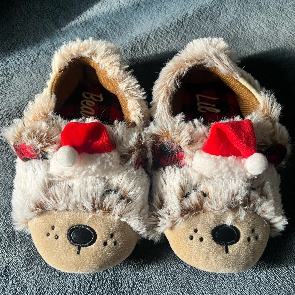 Dearfoams Kids Slippers with Santa Bear Design